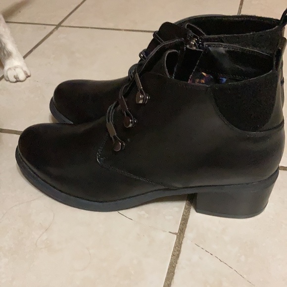 WANDERLUST Black Booties - Picture 3 of 4